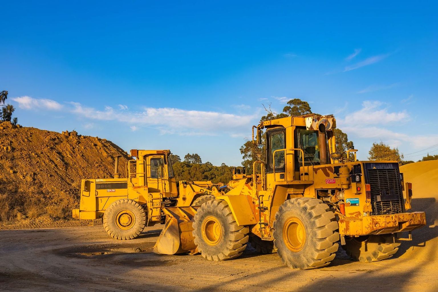 Australian mining contractors in high-vis attending a site induction briefing at a mine gatehouse
